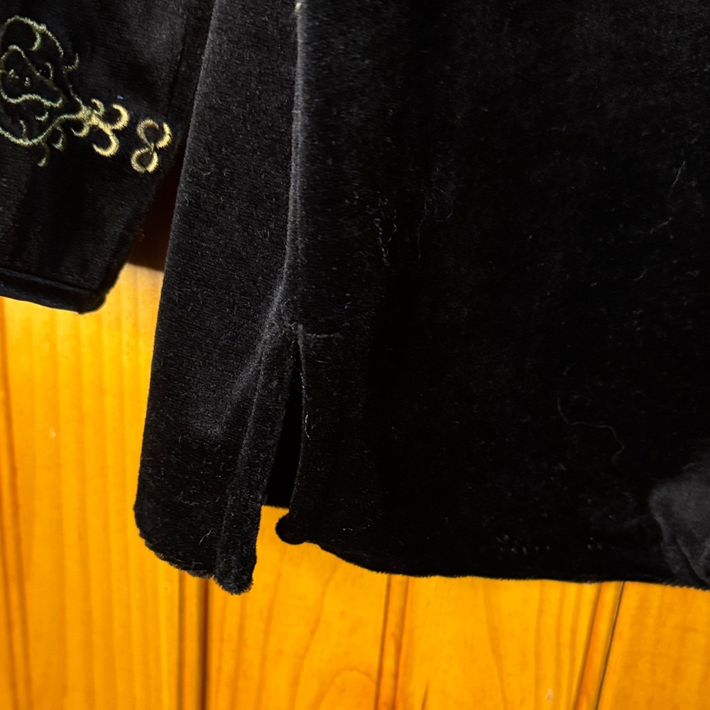 Susan Bristol Black Top with Gold Detailing - Picture 5 of 6